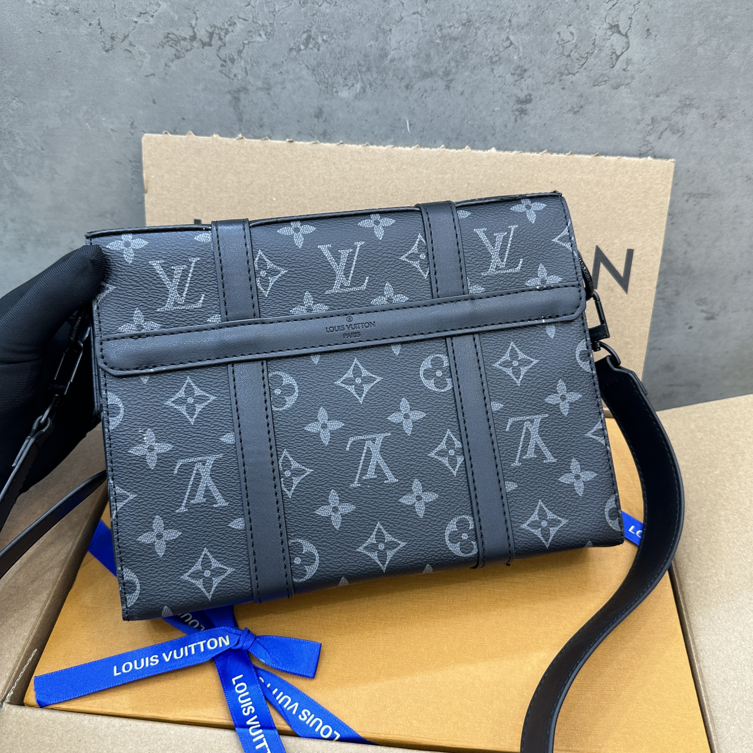 Túi đeo chéo Louis Vuitton LV Đen họa tiết hoa vân Xám nắp gập size 24x18x5.5cm Like Auth on web fullbox bill thẻ PLD